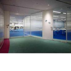 有镜面效果的办公建筑室内效果