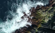 海浪拍打岩石视频素材