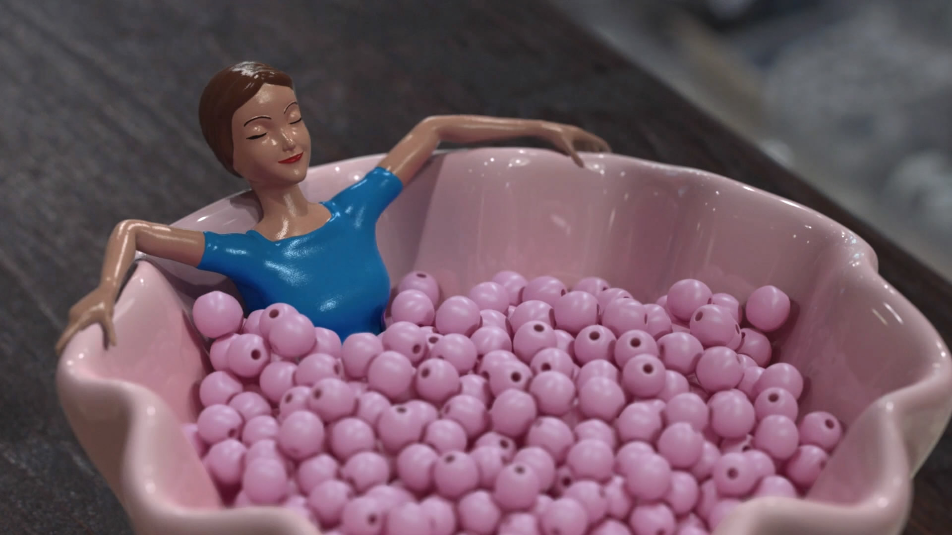 塑料玩具女孩在碗中泡澡