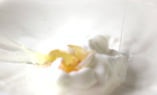 超清鸡蛋落入牛奶中慢速延时摄影