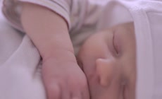 婴儿睡觉实拍视频