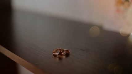 结婚戒指的背景虚化