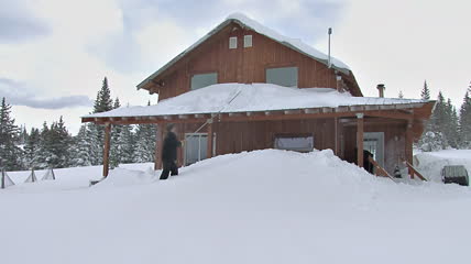 大雪过后清扫屋顶积雪视频素材