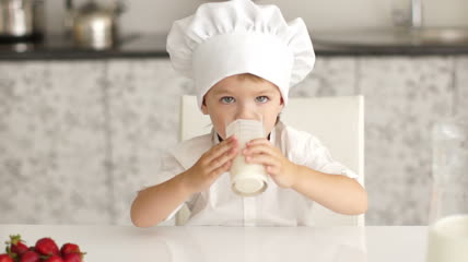 可爱的小男孩喝着牛奶视频素材