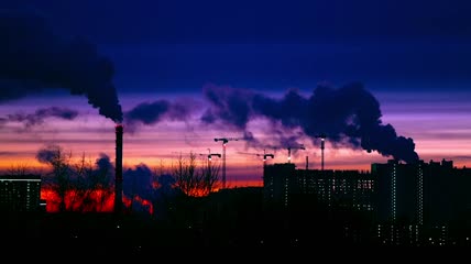 夜晚工厂排放的烟雾实拍视频