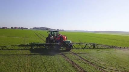 春天农业机械化喷洒农药视频素材
