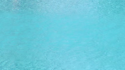 波光粼粼的泳池水面视频素材