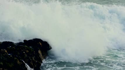海浪拍打礁石视频素材