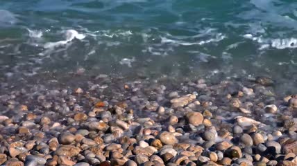 海水冲刷鹅卵石视频素材
