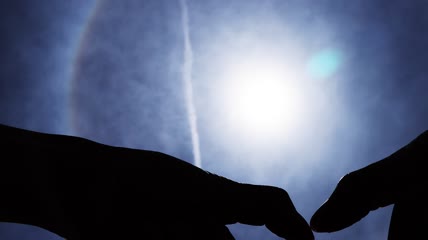 4K日晕下手比爱心恋人情人节婚庆实拍视频