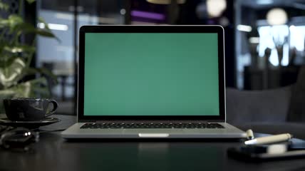 办公室配有绿色屏幕的MacBook视频
