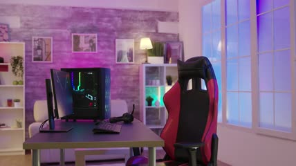 彩色家庭办公室中的游戏椅和PC实拍