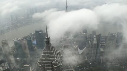 城市上空的云朵触碰到摩天大楼实拍