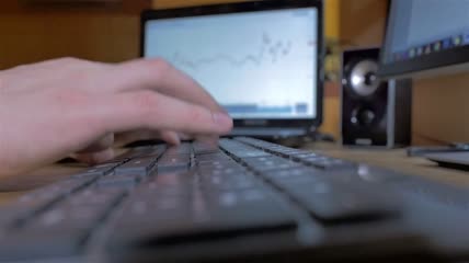 双手在书桌上的黑色键盘上打字视频