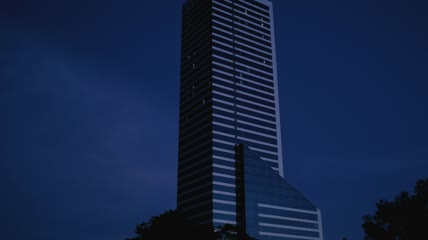 夜幕降临下的摩天大楼视频
