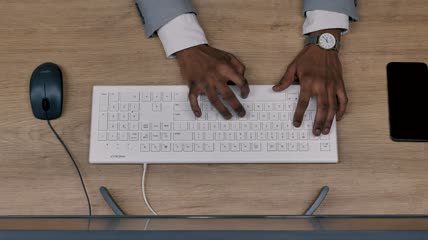 一个人的手在wifi键盘上打字视频