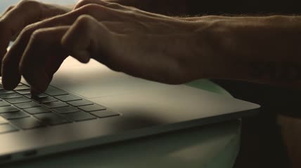 一个人的手在笔记本电脑上打字视频