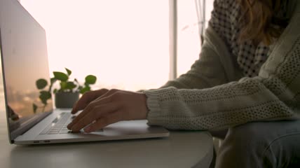 在笔记本电脑上工作的女性视频