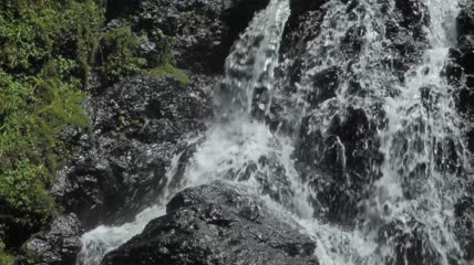 森林中的岩石瀑布特写实拍