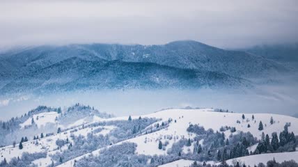 雪山里的冬季风暴视频素材