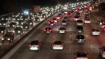夜晚 车辆行驶 众多车辆 警灯闪烁 夜间 快速行驶的车辆 呈光线变化