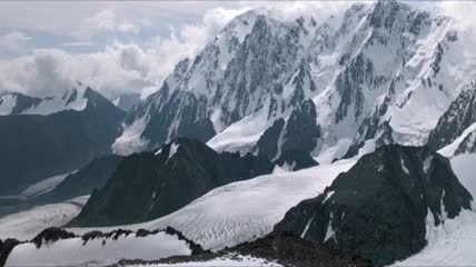 新疆雪山博格达峰航拍雪景高山