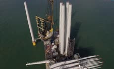 海上风力发电安装施工视频素材