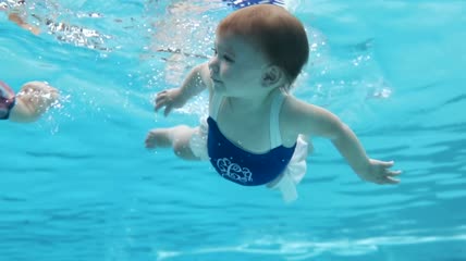 视频素材实拍儿童游泳