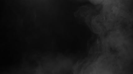 浮动在镜头右侧的烟雾