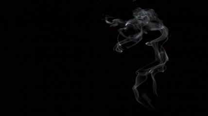 半空中缓缓飘出的缕缕清烟