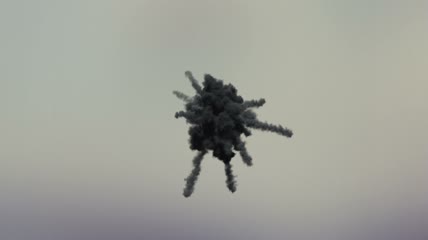 黑色烟雾向四周散开物体在空中爆炸效果