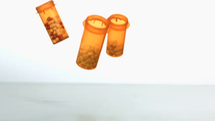 药瓶落地药片跳出实拍