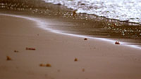 海浪冲上沙滩冲刷海岸