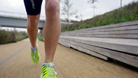 跑步运动鞋脚部特写视频素材