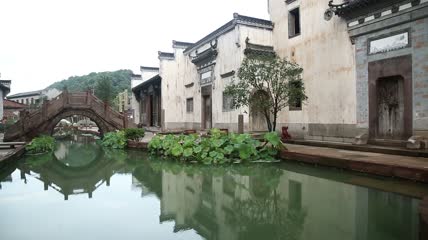 下雨天古建筑屋檐