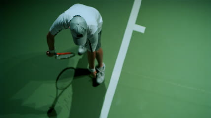 俯拍打网球的姿势