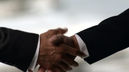 企业洽谈合作握手