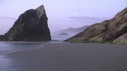 海浪冲击下屹立不倒的巨石