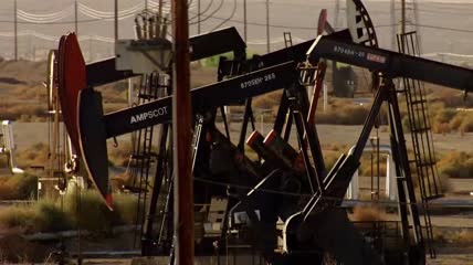 航拍石油开采摇臂机视频素材