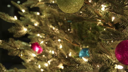 实拍圣诞树上挂的圣诞球