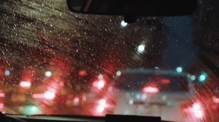 汽车车辆下雨夜晚行驶堵车交通宣传实拍视频素材