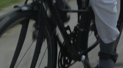 林荫小路小道穿梭骑自行车实拍视频素材