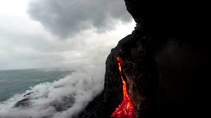 大海边流动的岩浆视频素材