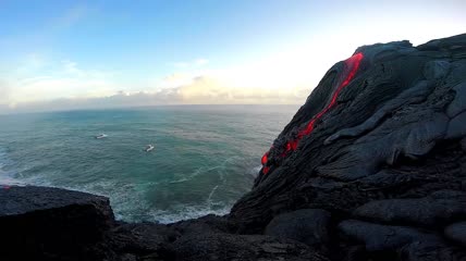 碧海蓝天下冒烟的火山灰视频素材