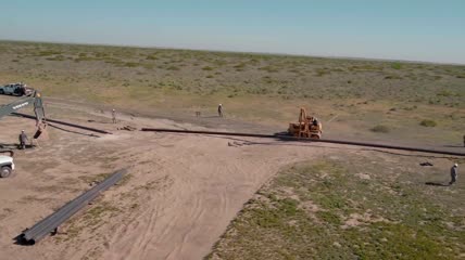工人野外焊接石油管道视频素材