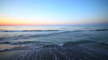 清晨海水拍打海岸视频素材