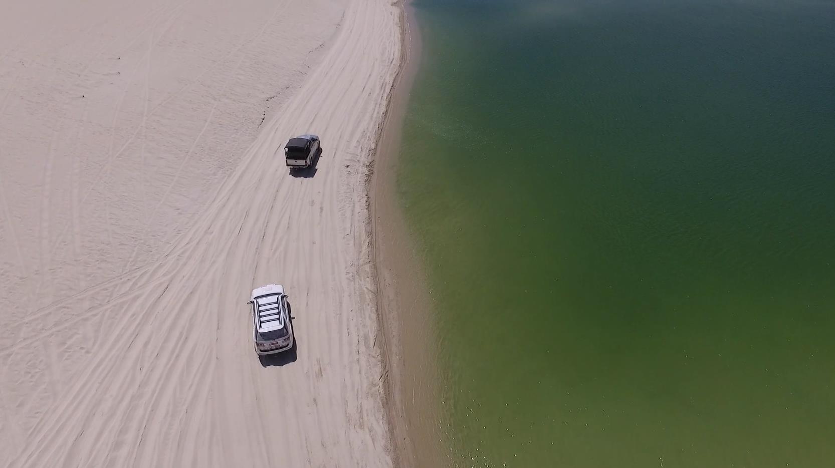 海洋沙滩汽车航拍