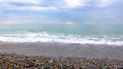 北海海水冲刷海滩上的鹅卵石视频素材