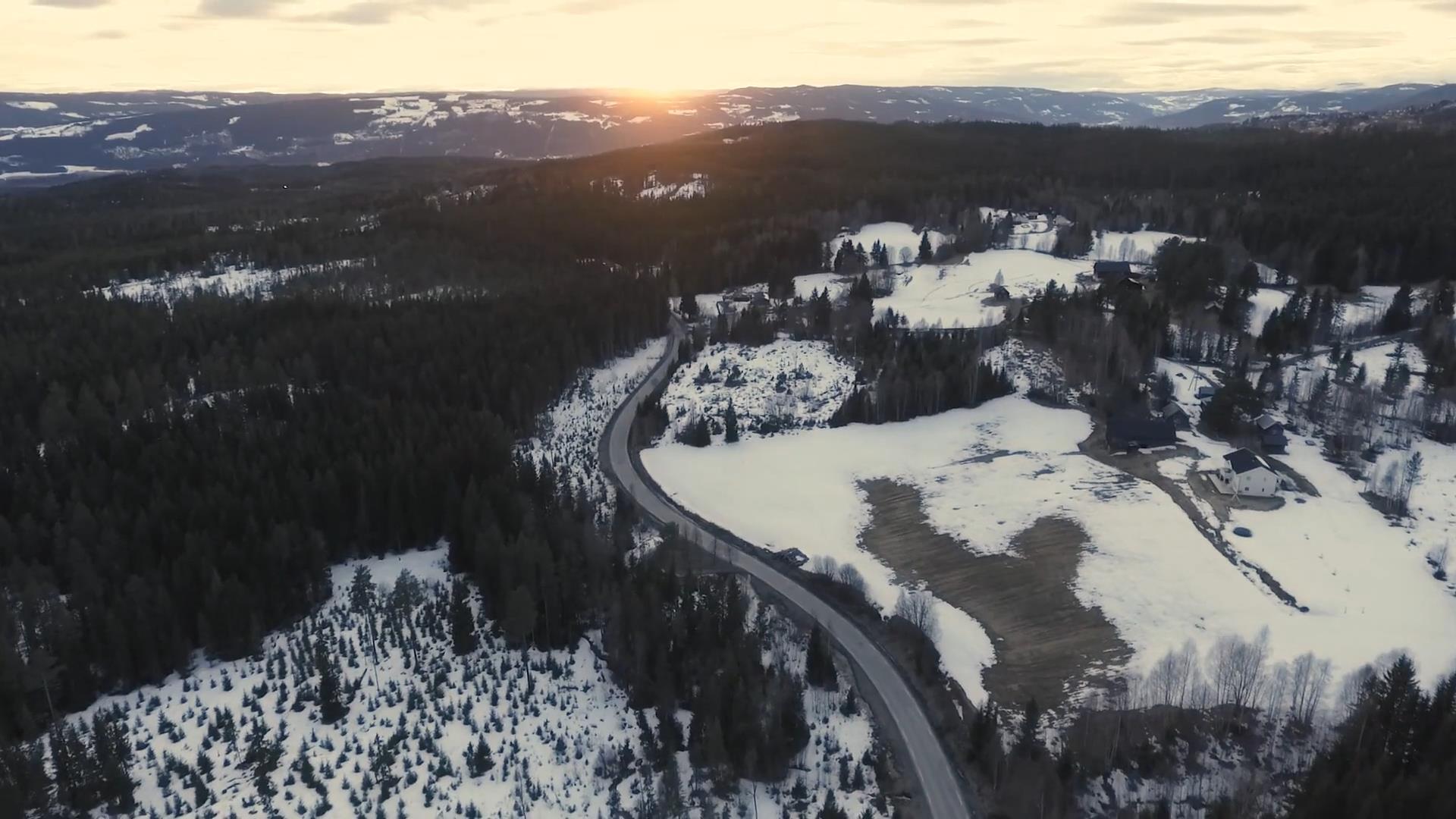 航拍雪山道路