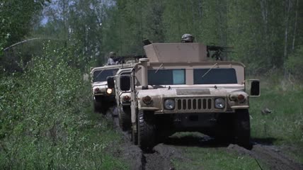 军事行动重型装甲车丛林中行走机关枪军人演练高清视频实拍